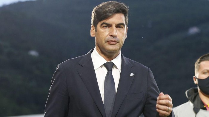 LA SPEZIA, ITALY - MAY 23: Paulo Fonseca manager of AS Roma looks on during the Serie A match between Spezia Calcio and AS Roma at Stadio Alberto Picco on May 23, 2021 in La Spezia, Italy.  (Photo by Gabriele Maltinti/Getty Images)