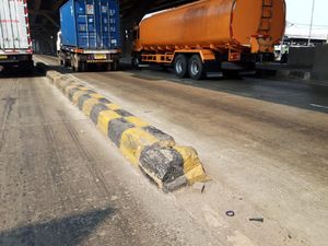 Masih Ada Pembatas Jalan Tanpa Rambu di Cilincing Akibatkan Kecelakaan