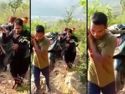 Nggak Ada Jalanan Aspal, Pemuda Ini Gotong Motor 8 Km