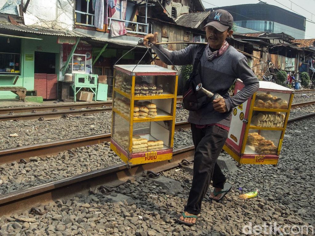 Pemulihan Ekonomi dan Tertahannya Kemiskinan Pemulihan Ekonomi dan Tertahannya Kemiskinan