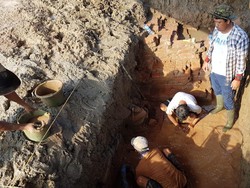 Arkeolog Temukan Benda Kuno di Lokasi yang Diduga Candi Indramayu