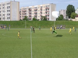 Momen Penerjun Payung Mendarat Darurat di Tengah Laga Sepakbola