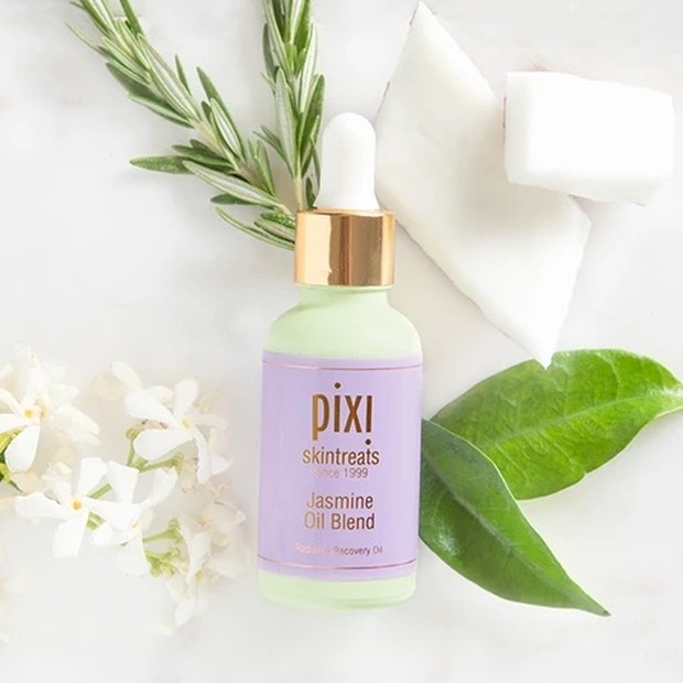 Pixi Jasmine Oil Blend/pixibeauty.com Pixi Jasmine Oil Blend mengandung jasmine flower extract yang mampu menyeimbangkan dan menyembuhkan kulit berjerawat/pixibeauty.com