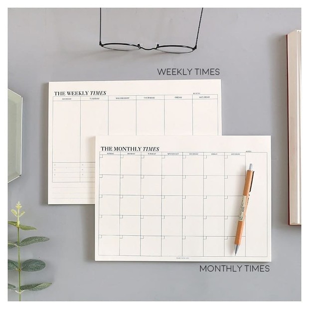 Planner tempel/ sumber: instagram.com/eternal.stuff/ Planner tempel di dekat meja kerjamu akan membantumu lebih mudah mencatat dan melacak tugas harian, mingguan, dan bulanan.