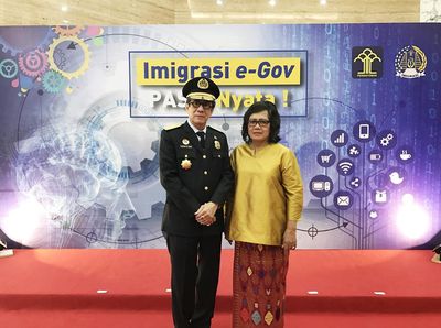 Momen Kebersamaan Yasonna Laoly dengan Istri dan Keluarga