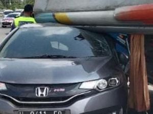 Bus Penuh Penumpang Oleng Timpa Mobil di Tol Krapyak Semarang