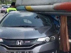 Bus Penuh Penumpang Oleng Timpa Mobil di Tol Krapyak Semarang