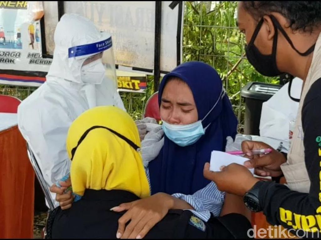 Pengendara Ini Nangis Takut Saat Akan Diswab di Suramadu Pengendara Ini Nangis Takut Saat Akan Diswab di Suramadu