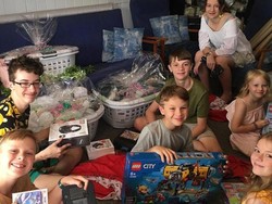 Ulang Tahun Ke-10, Bocah Ini Dapat Hadiah Burger Segunung!