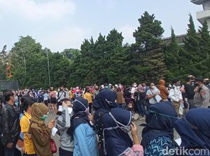 Vaksinasi Massal di Bandung, Warga Antre hingga Berkerumun