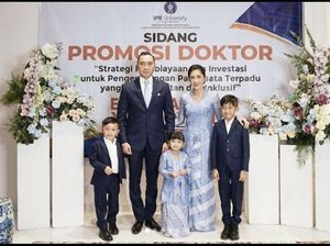 7 Potret Aliya Rajasa Berkebaya Biru Dampingi Ibas Yudhoyono Sidang S3