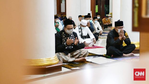 Anies Baswedan salat subuh bersama Ridwan Kamil