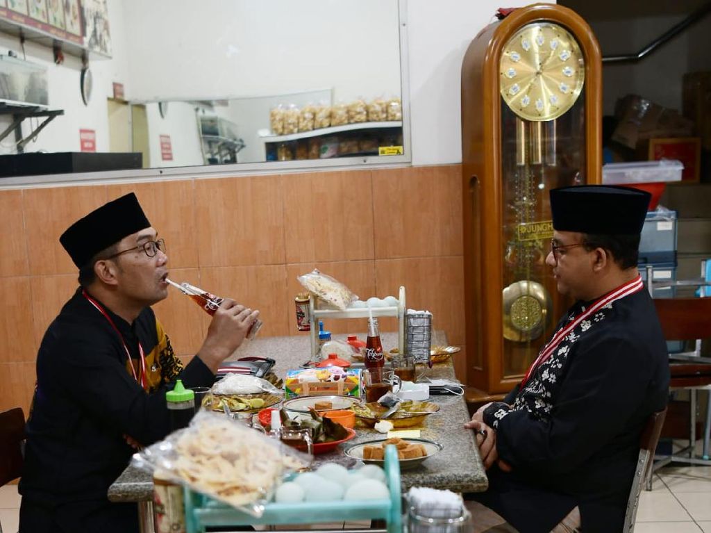 Momen Anies-RK Salat Subuh-Seruput Teh Botol Bareng Momen Anies-RK Salat Subuh-Seruput Teh Botol Bareng