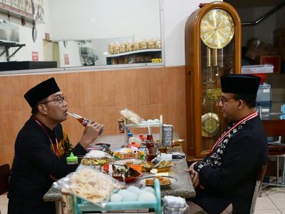 Momen Anies-RK Salat Subuh-Seruput Teh Botol Bareng