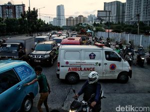 Viral Ambulans Tertahan Iringan Mobil Pejabat di Jakut