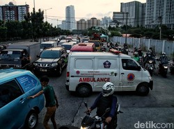 Viral Ambulans Tertahan Iringan Mobil Pejabat di Jakut