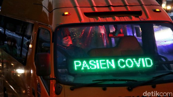 Sejumlah kendaraan ambulans dan bus sekolah yang membawa pasien COVID-19 antre untuk masuk kawasan Rumah Sakit Darurat COVID-19 (RSDC) Wisma Atlet, Jakarta, Kamis (10/6).