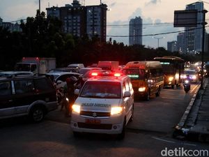 Ancaman Sanksi buat Warga Sipil yang Kawal Ambulans Ancaman Sanksi buat Warga Sipil yang Kawal Ambulans