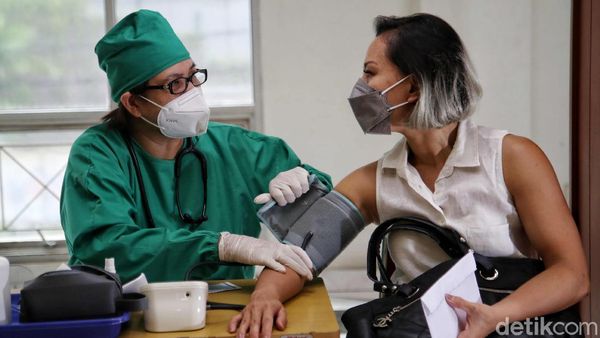 Antusiasme Warga Kelapa Gading saat Vaksinasi