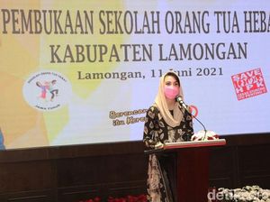 Arumi Bachsin Buka Pilot Project Sekolah Orang Tua Hebat di Lamongan Arumi Bachsin Buka Pilot Project Sekolah Orang Tua Hebat di Lamongan