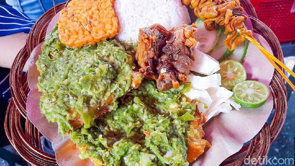 Pedas Nyengat Ayam Penyet Cabe Ijo yang Viral di Grand Indonesia!