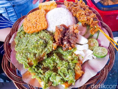Pedas Nyengat Ayam Penyet Cabe Ijo yang Viral di Grand Indonesia!