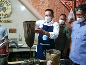 Jajal Jadi Barista, Bamsoet Suguhkan Kopi Saring Aceh