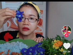 Bukan Selada, Wanita Ini Hobi Makan Lalapan Bunga Segar