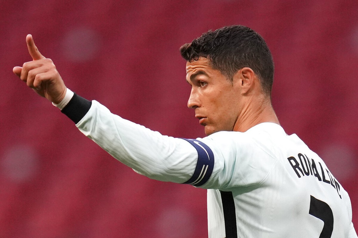 UEFA Tak Masalah Cristiano Ronaldo Singkirkan Coca-Cola (AP/Manu Fernandez)