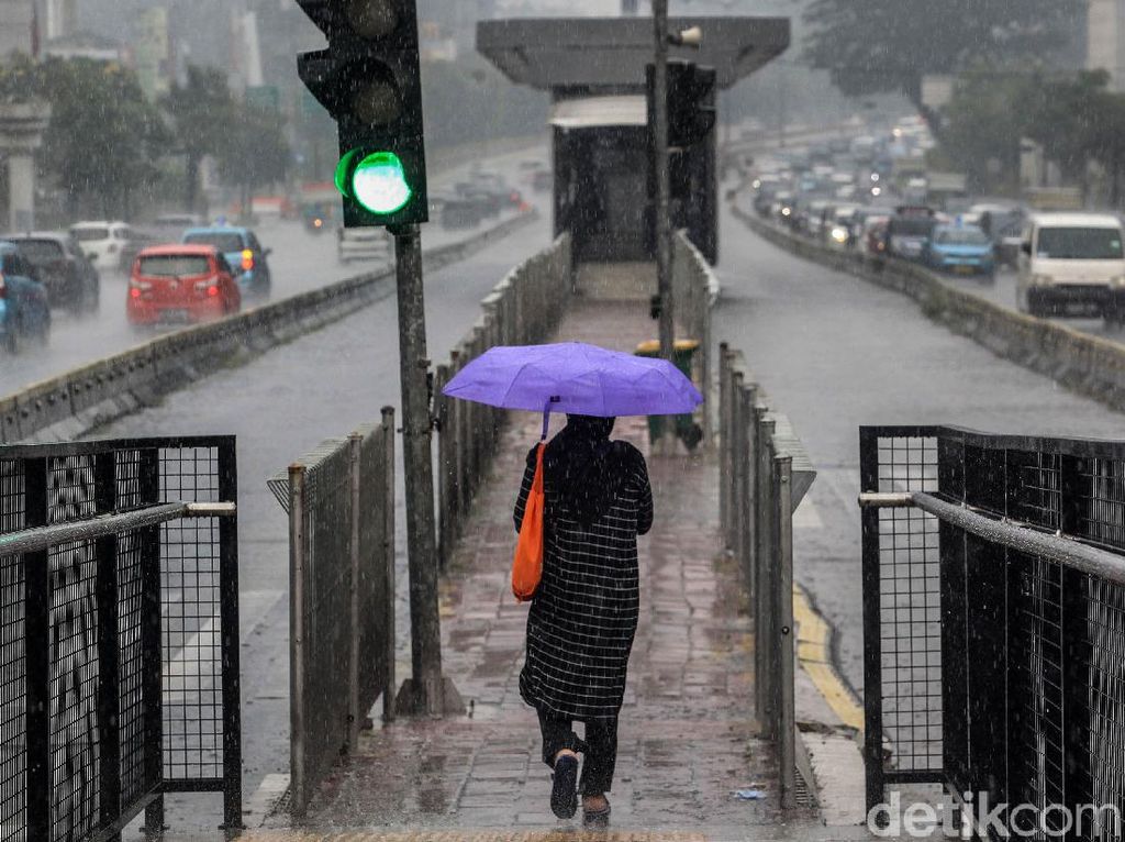 BMKG Prediksi Jakarta Diguyur Hujan Disertai Petir Hari Ini