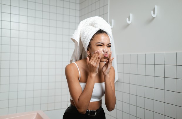 Gunakan facial wash untuk membersihkan wajah