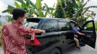 Emosi Gegara Diklakson, Pemotor Pecahkan Kaca Mobil