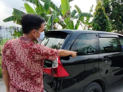 Emosi Gegara Diklakson, Pemotor Pecahkan Kaca Mobil