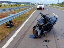 Pemotor Mabuk Lempar Batu ke Mobil, Kabur Tabrak Besi Pengaman Jalan