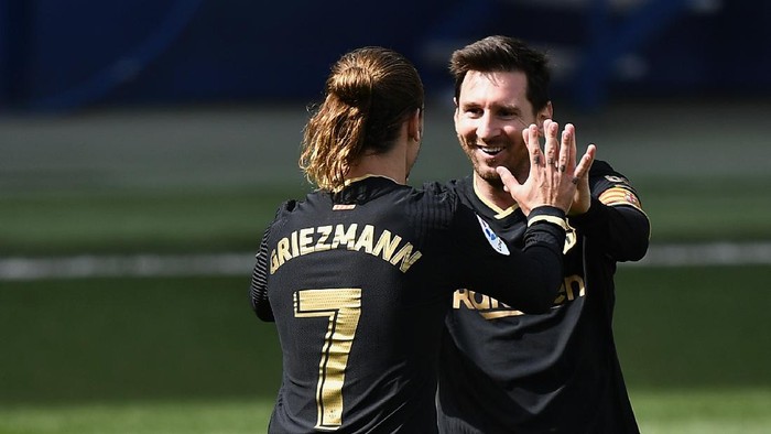 VILLAREAL, SPAIN - APRIL 25: Antoine Griezmann of FC Barcelona celebrates with Lionel Messi after scoring their sides first goal during the La Liga Santander match between Villarreal CF and FC Barcelona at Estadio de la Ceramica on April 25, 2021 in Villareal, Spain. Sporting stadiums around Spain remain under strict restrictions due to the Coronavirus Pandemic as Government social distancing laws prohibit fans inside venues resulting in games being played behind closed doors. (Photo by Aitor Alcalde/Getty Images)