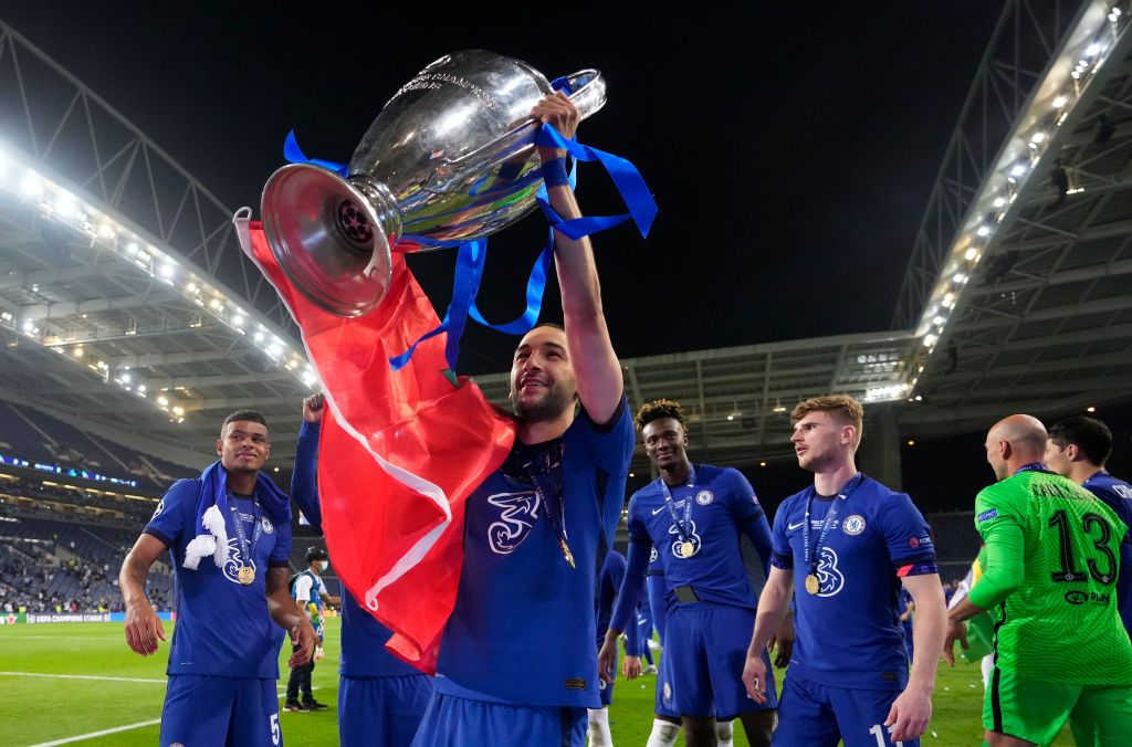 PORTO, PORTUGAL - MAY 29: Hakim Ziyech of Chelsea celebrates with the Champions League Trophy following their team's victory in  the UEFA Champions League Final between Manchester City and Chelsea FC at Estadio do Dragao on May 29, 2021 in Porto, Portugal. (Photo by Manu Fernandez - Pool/Getty Images)