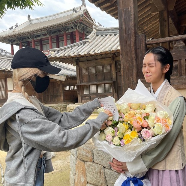 Hyeri Saat Diberi Kejutan dari Rose/instagram.com/hyeri_0609