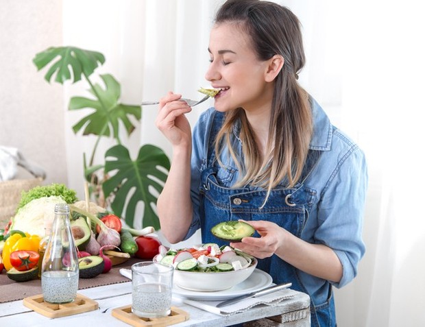 4 Rahasia Menebalkan Alis Secara Alami. Bikin Tampilan Mata Lebih Cantik!