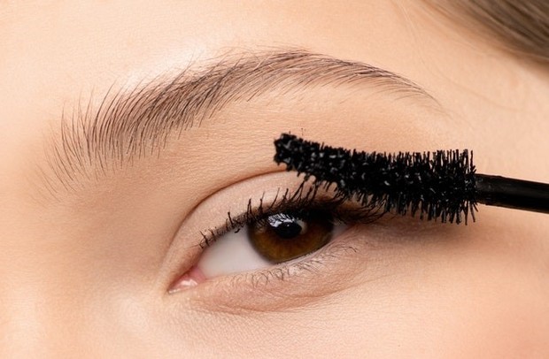Ilustrasi pemakaian mascara/Pexels.com/shiny diamond