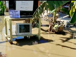 Berlubang Bak Kubangan, Jalan Rusak di Deli Serdang Ditanami Pohon Pisang