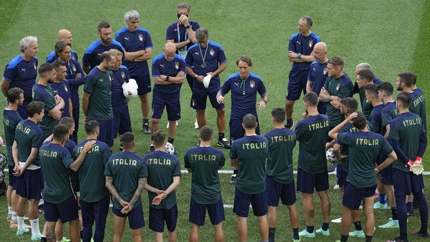 Italy's coach Roberto Mancini (C) talks to players during a training session at the Olympic Stadium in Rome on June 10, 2021 on the eve of the UEFA EURO 2020 Group A football match between Turkey and Italy. (Photo by Andrew Medichini / POOL / AFP)