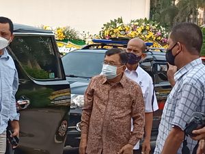 JK Melayat ke Rumah Duka Tempat Istri Yasonna Disemayamkan JK Melayat ke Rumah Duka Tempat Istri Yasonna Disemayamkan