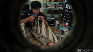 Keren! Miniatur Kapal Pinisi Dibuat dari Koran Bekas Lho