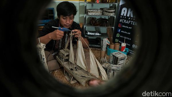 Keren! Miniatur Kapal Pinisi Dibuat dari Koran Bekas Lho