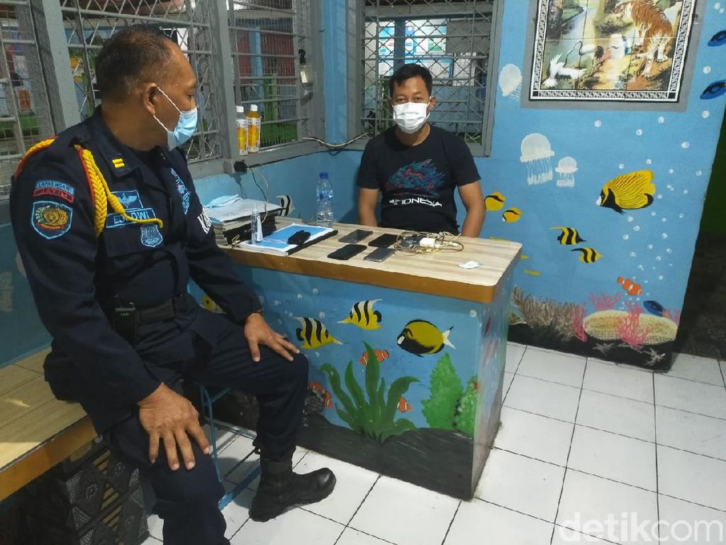 5 Napi Narkoba Lapas Ngawi Ketahuan Sembunyikan Ponsel Saat Razia Senyap 5 Napi Narkoba Lapas Ngawi Ketahuan Sembunyikan Ponsel Saat Razia Senyap