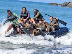 Marinir Indonesia-AS Latihan Dayung Tembus Gelombang dan Renang Rintis