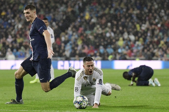 Real Madrids Belgian forward Eden Hazard (R) vies with Paris Saint-Germains Belgian defender Thomas Meunier during the UEFA Champions League group A football match against Paris Saint-Germain FC at the Santiago Bernabeu stadium in Madrid on November 26, 2019. (Photo by JAVIER SORIANO / AFP)