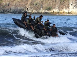 Marinir Indonesia-AS Latihan Menembus Ganasnya Gelombang Selat Bali