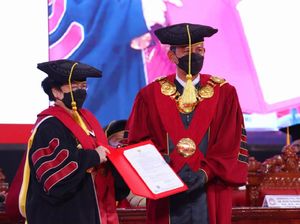 Momen Megawati Resmi Bergelar Profesor Kehormatan dari Unhan Momen Megawati Resmi Bergelar Profesor Kehormatan dari Unhan