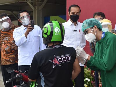 Momen Jokowi Tinjau Vaksinasi di Depok